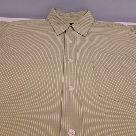Vintage J. Crew Men's Medium Long Sleeve Button Down Shirt Style 67411 (2005) - Picture 6 of 14
